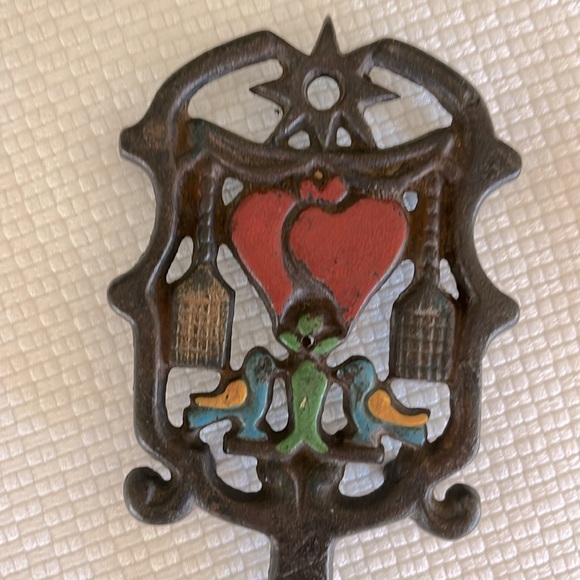 Cast iron trivet hearts and birds - Picture 2 of 5